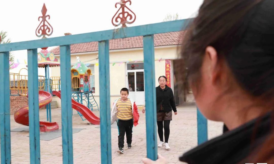 6岁男童成“玻璃人”,不敢玩不敢交朋友,向奶奶哭诉:我好孤独