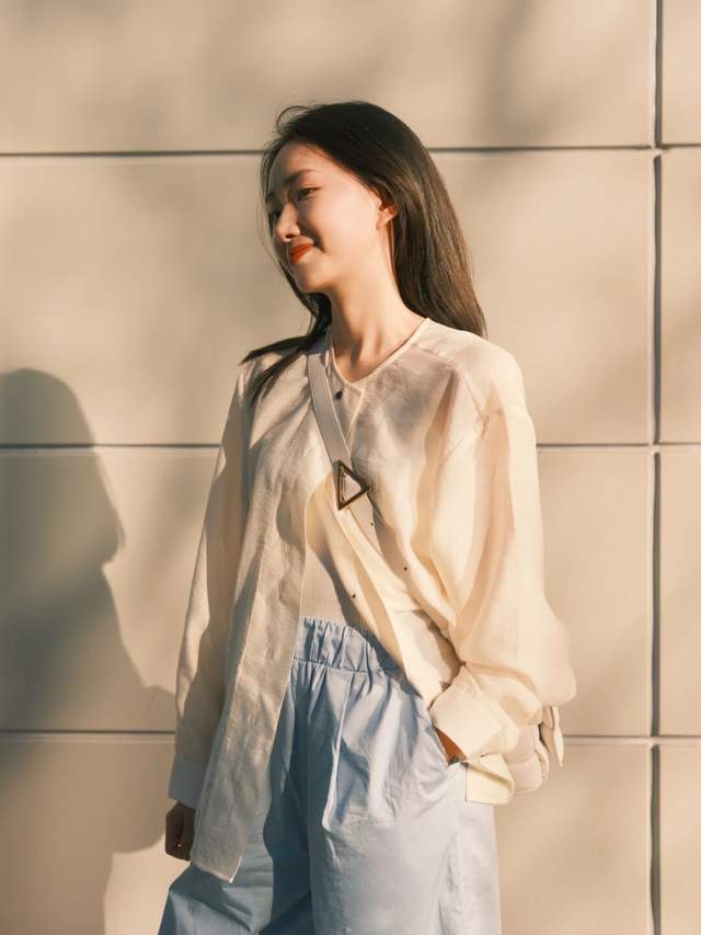 洋气|20岁到30岁的女生夏季末尾这样穿,衬衫配阔腿裤简约洋气,超好看