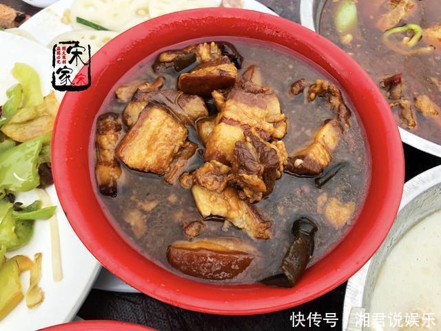  宴席|农村330元一桌的宴席，鸡鸭鱼肉都有，利润在哪