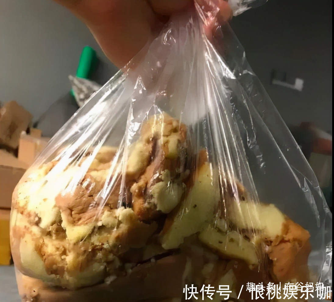 自卑|妈妈给娃买“蛋糕边角料”遭群嘲:贫穷的父母,养出自卑的孩子