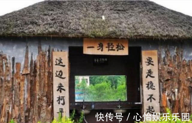 郭秘书#厕所门口挂一副对联,上联“来人不蹲就站”,下联更绝