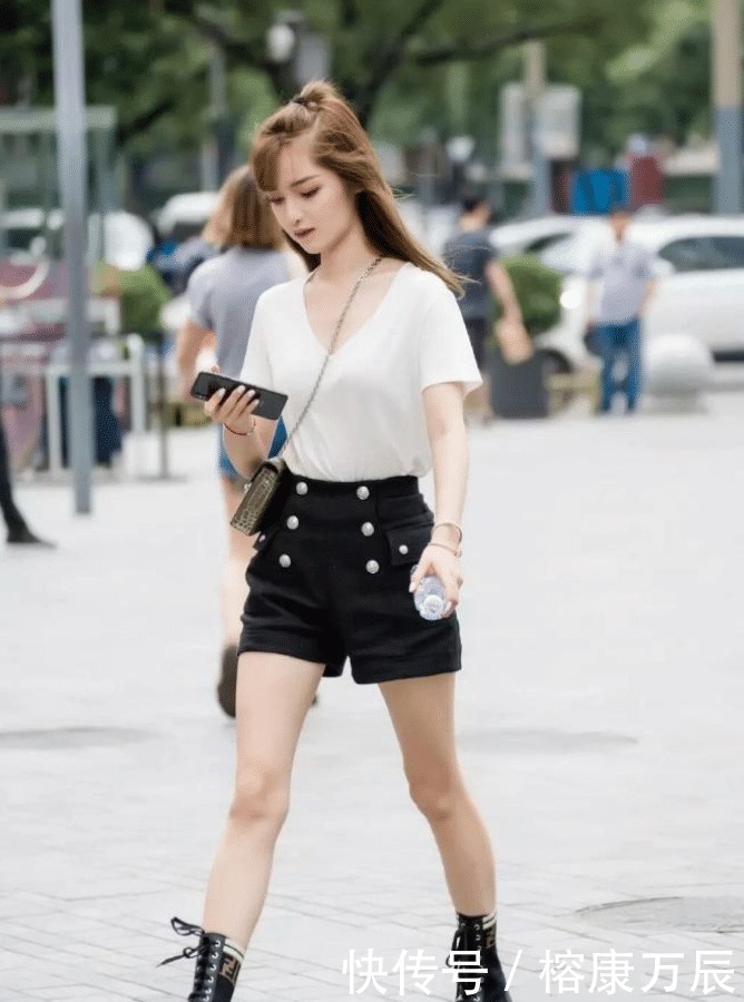 半丸子头美女,自带学生气息,一点抵抗力都没有!