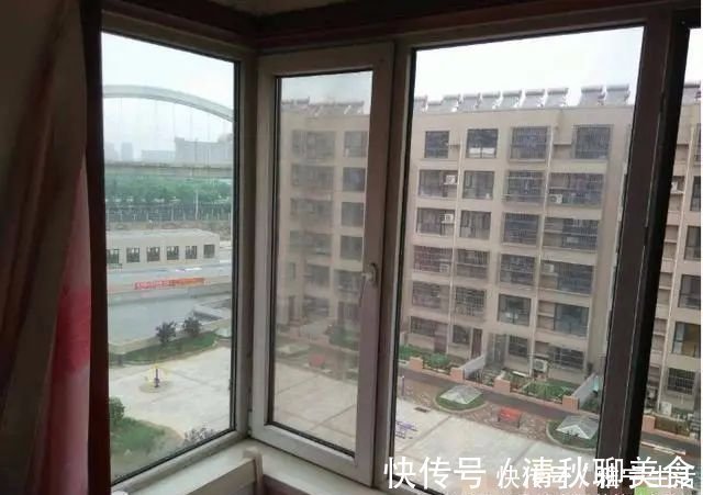 工人|原来窗户下雨经常渗水,是工人少了这个步骤,赶紧回家检查!