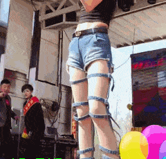 |搞笑gif：老夫掐指一算，姑娘你这裤子夏天风嗖嗖的！