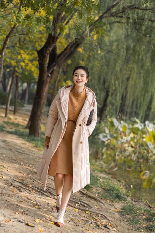 大衣＋半身裙＝今春王牌cp，优雅又有女人味，精致女人首选