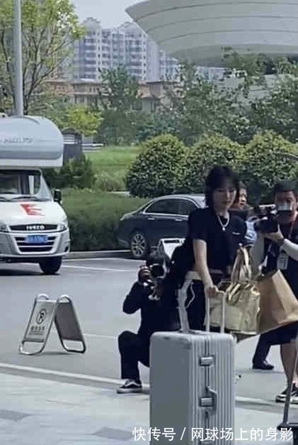 综艺节目|《中餐厅》正式开录，姚安娜丁真黄晓明等人现身，碰撞出别样火花！