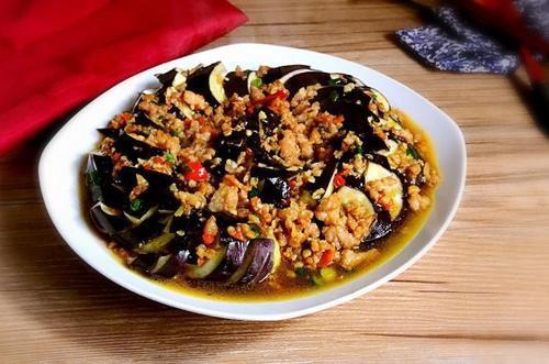 肉末茄子，色香味俱全，软糯可口，拌饭吃，可以吃好几碗米饭