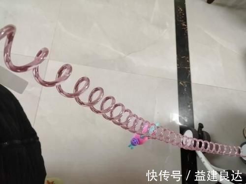 二胎|妈妈把孩子拴到凳子上生二胎和三胎,这样“爱”孩子,让人心痛