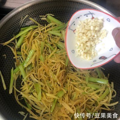 朋友一来就做芹菜炒土豆丝，吃得皆大欢喜好回家