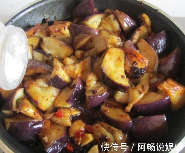 炒茄子时,教您个小技巧,茄子不吸油不发黑,绵软入味更好吃