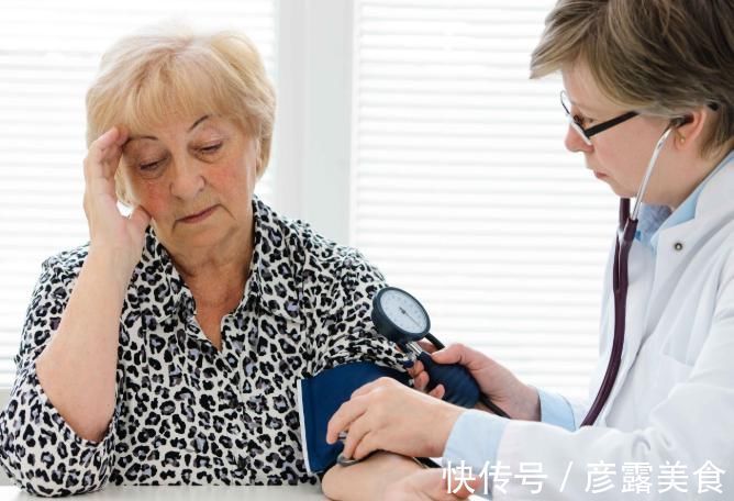 诱发|提醒高血压患者:吃降压药后,切勿吃这类水果,否则易诱发心梗!