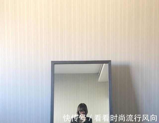 《青春有你2》李子璇穿著熒光粉的吊帶裙大冬天在室外溜達(dá)!