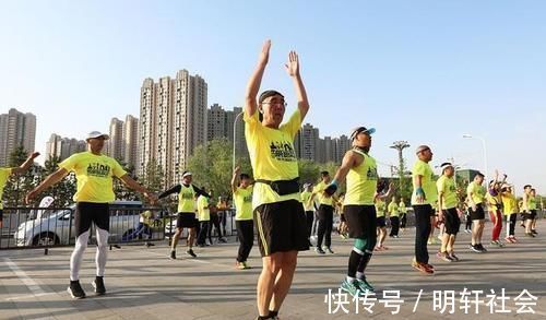 运动|男性开始衰老，吃饭时可能有这3个特征，若全不占，真令人羡慕