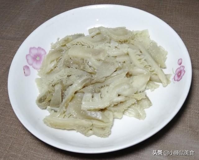 好吃|教你超简单爆炒牛肚丝的家常做法，多做这一步，香辣好吃又下饭