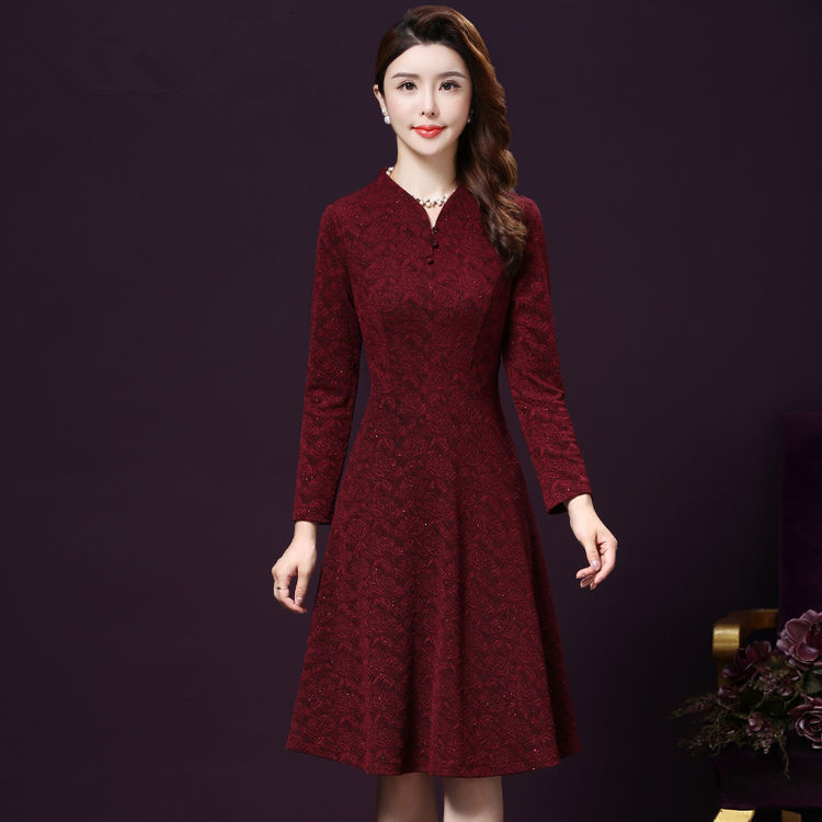 老板|街拍:穿显瘦大码连衣裙的气质老板娘,年迈老板恐怕有心无力了