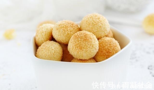 做这小甜点无需基础,金黄诱人、椰香十足,一口一口根本停不下来
