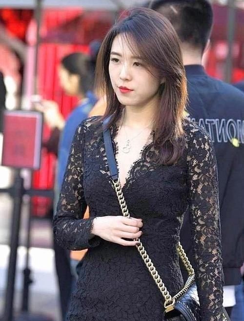 连衣裙 身穿蕾丝连衣裙的小姐姐,搭配显女人的S型身材!