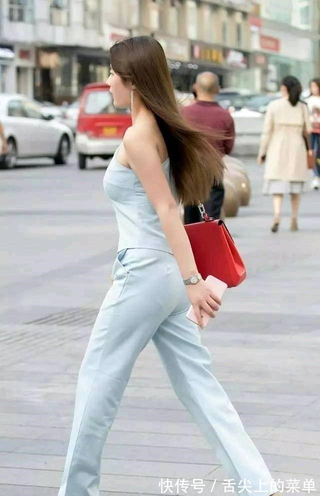 性感 女性穿衣要有格调,浅蓝色斜肩上衣搭配同色休闲裤,精致又撩人!