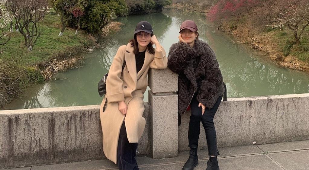 紫发|马伊琍全天助阵女儿比赛，穿卫衣裤子卡裆太尴尬，挑染紫发好靓女