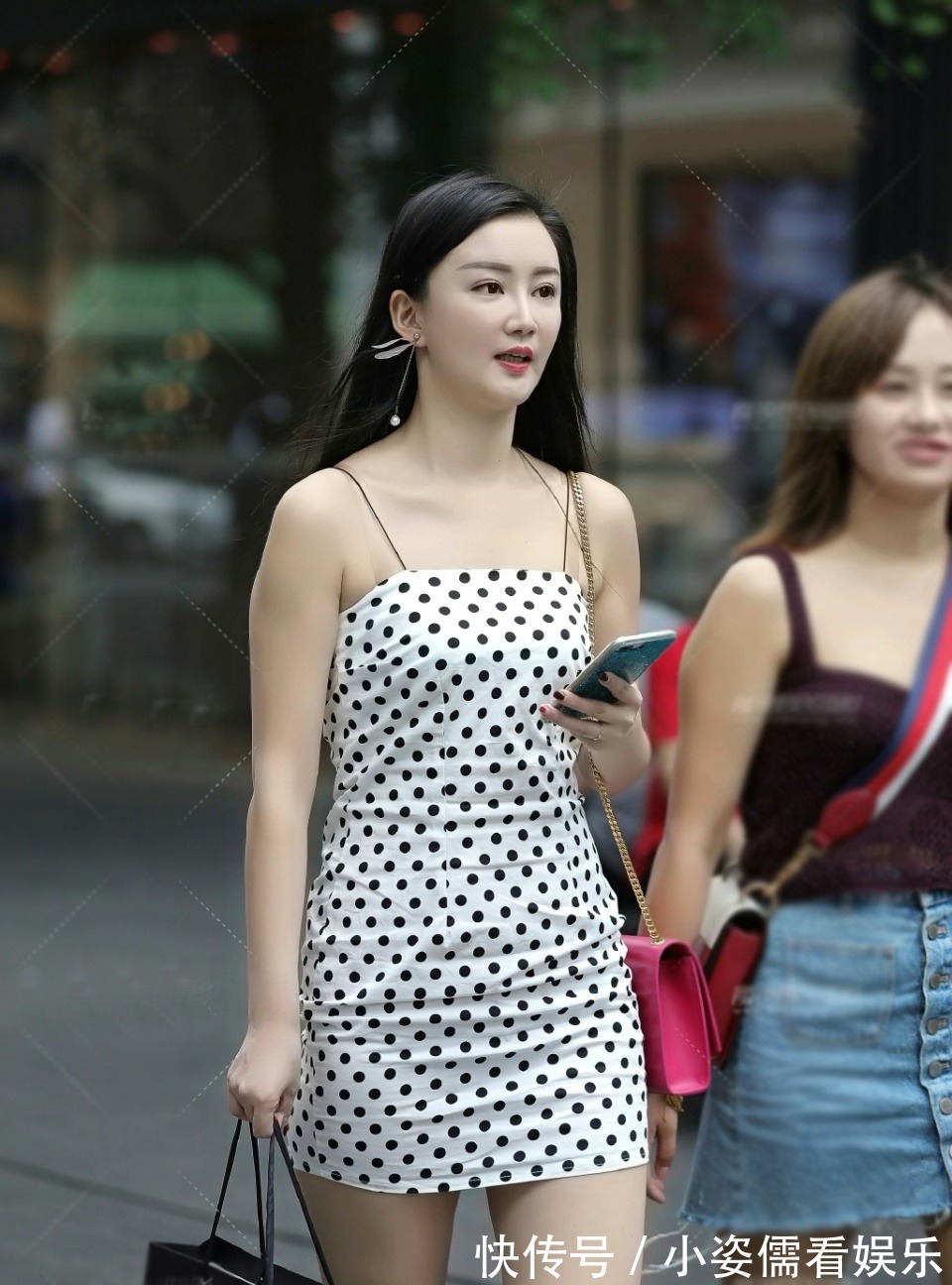 紧身|干净清爽的波点吊带裙，简单大方又显瘦，让你轻松美过同龄人