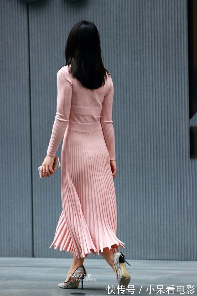 紧身 小姐姐甜美性感,粉色的条纹连衣裙穿得真好