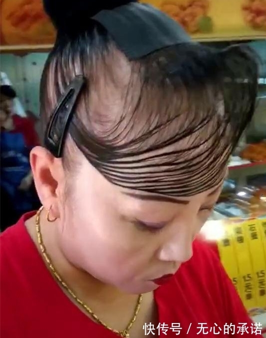 阿姨 阿姨的新发型很吸睛,头发稀疏,90后女生:仿佛看见未来的自己