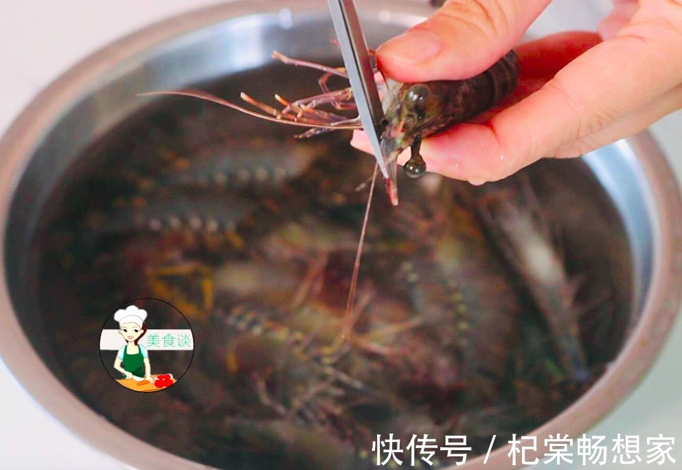 鲜虾|煮白灼虾时，沸水下锅就错了，大厨教你一招，虾肉鲜嫩多汁又不腥