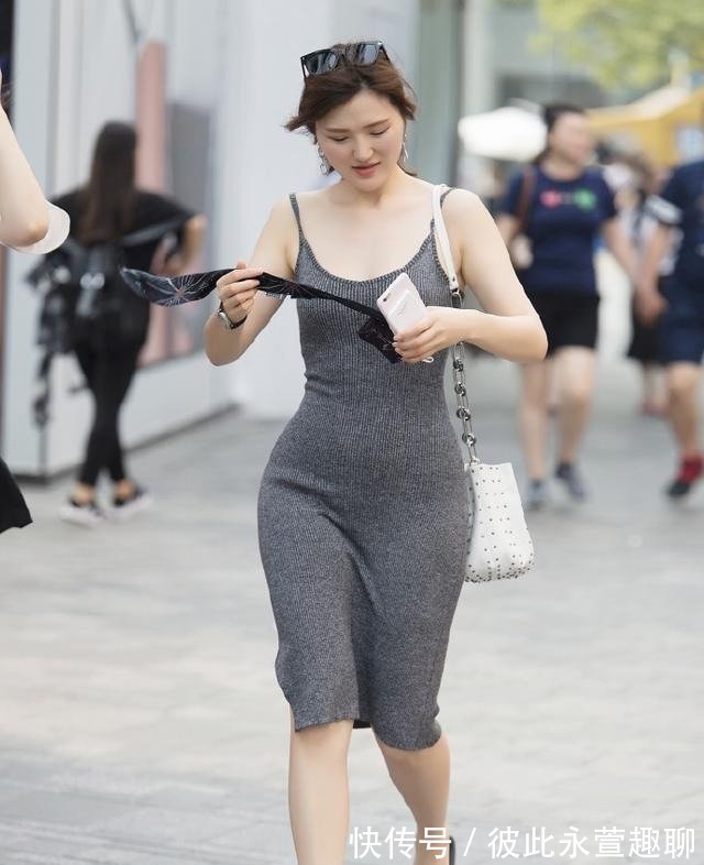 小姐姐|灰色条纹长裙,营造慵懒随意风,风格还是挺养眼的
