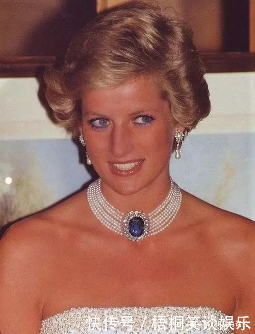 戴安娜|戴安娜生前的经典项链，被卡米拉改成胸针，却戴一次被人骂一次