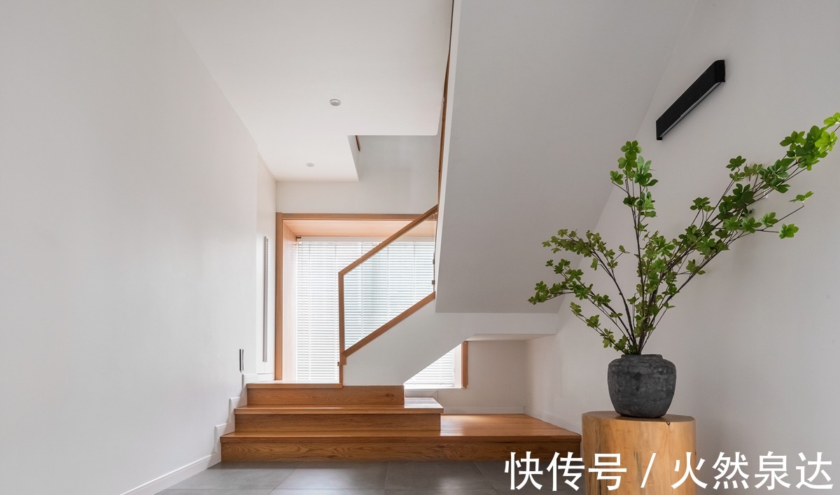 书墙|200㎡原木自然风，餐岛一体+超大书墙，住着温馨的一家四口
