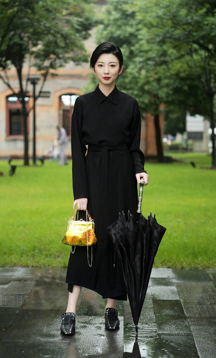 街拍:气质端庄典雅的姑娘,淡红色连衣裙简约又显落落大方