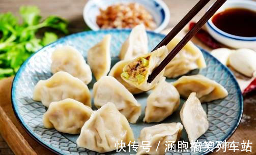 传统节日|煮饺子时，先下锅煮就错了！多加这一步，饺子口感鲜嫩不破皮