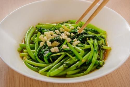 窍门|不管炒什么绿叶菜,切忌直接下锅,分享2个窍门,青菜翠绿不出水