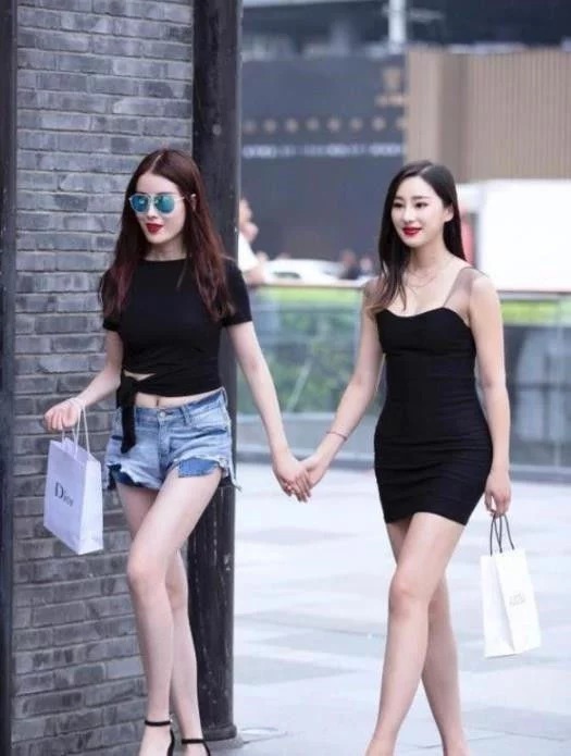 街拍:美女身材匀称,穿红色吊带长裙,肤白貌美气质佳