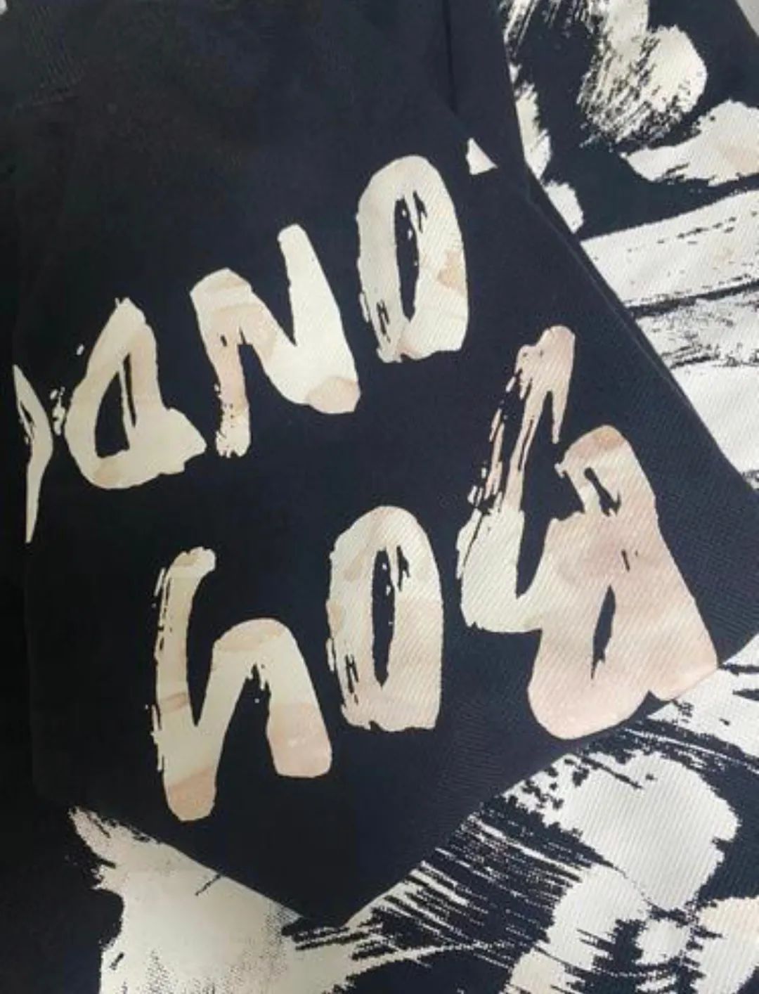 专卖店|899元买的名牌卫衣手洗掉色后胶印被染,厂家回应