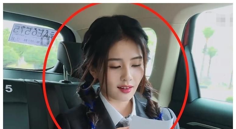 白鹿《跑男9》生圖流出,玩游戲時滿頭大汗,脫妝后暴露真顏值