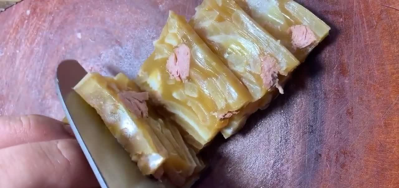 自制猪皮冻，原汁原味不加任何添加剂，外表晶莹剔透Q弹嫩滑