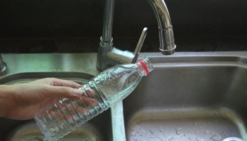 洗碗池里放一个塑料瓶,真是厉害了,一年能省不少钱,都学学吧