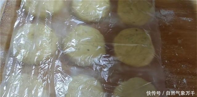 面团|玉米面饼这样做,加多一种材料,口感丰富,吃着蓬松柔软,真香