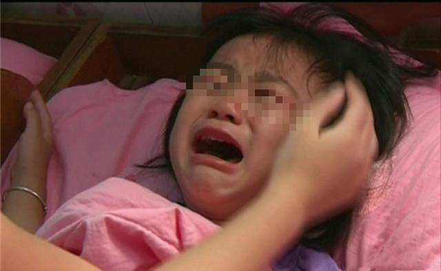 产房|产妇半夜生二胎,产房外只有大女儿一人等候,孩子的话让护士落泪