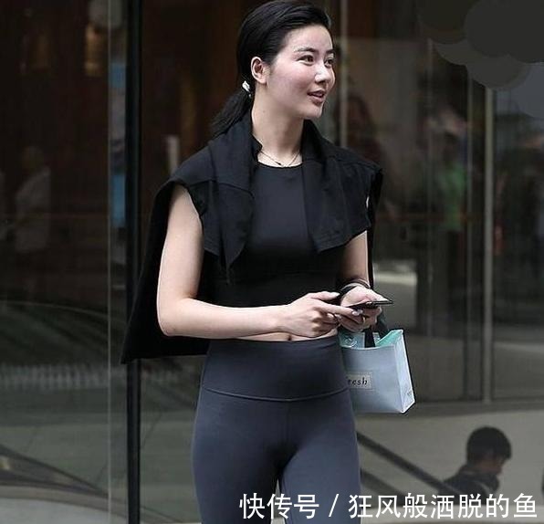 时尚感|健美裤增添个性时尚感，感觉自己与众不同，平添美丽气质