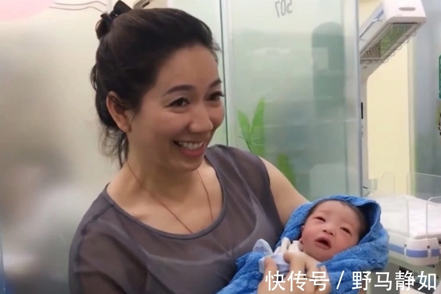 正脸|外婆抱刚出生的外孙，看到外婆的正脸后，网友：确定不是妈妈？