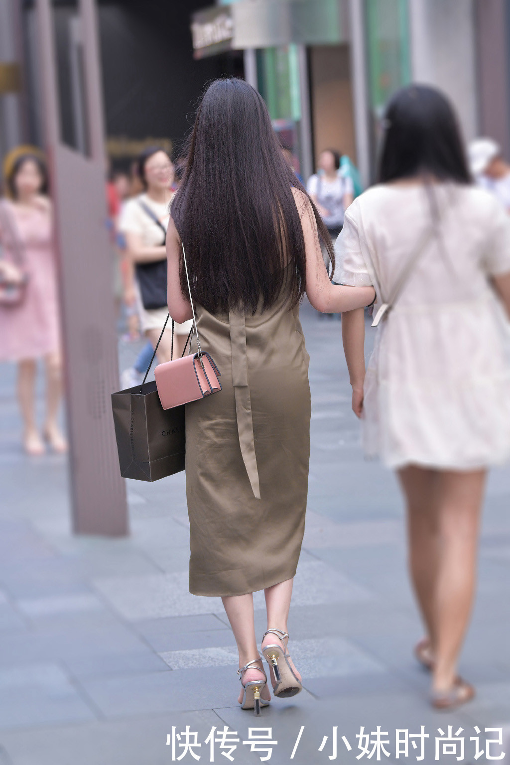 选择|街拍气质女生真会穿,选择款式雅致的挂脖长裙,让造型更显大方靓丽