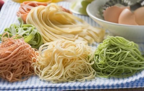 煮面条时，记得提前“放2味”，面条爽滑不坨，又香又好吃