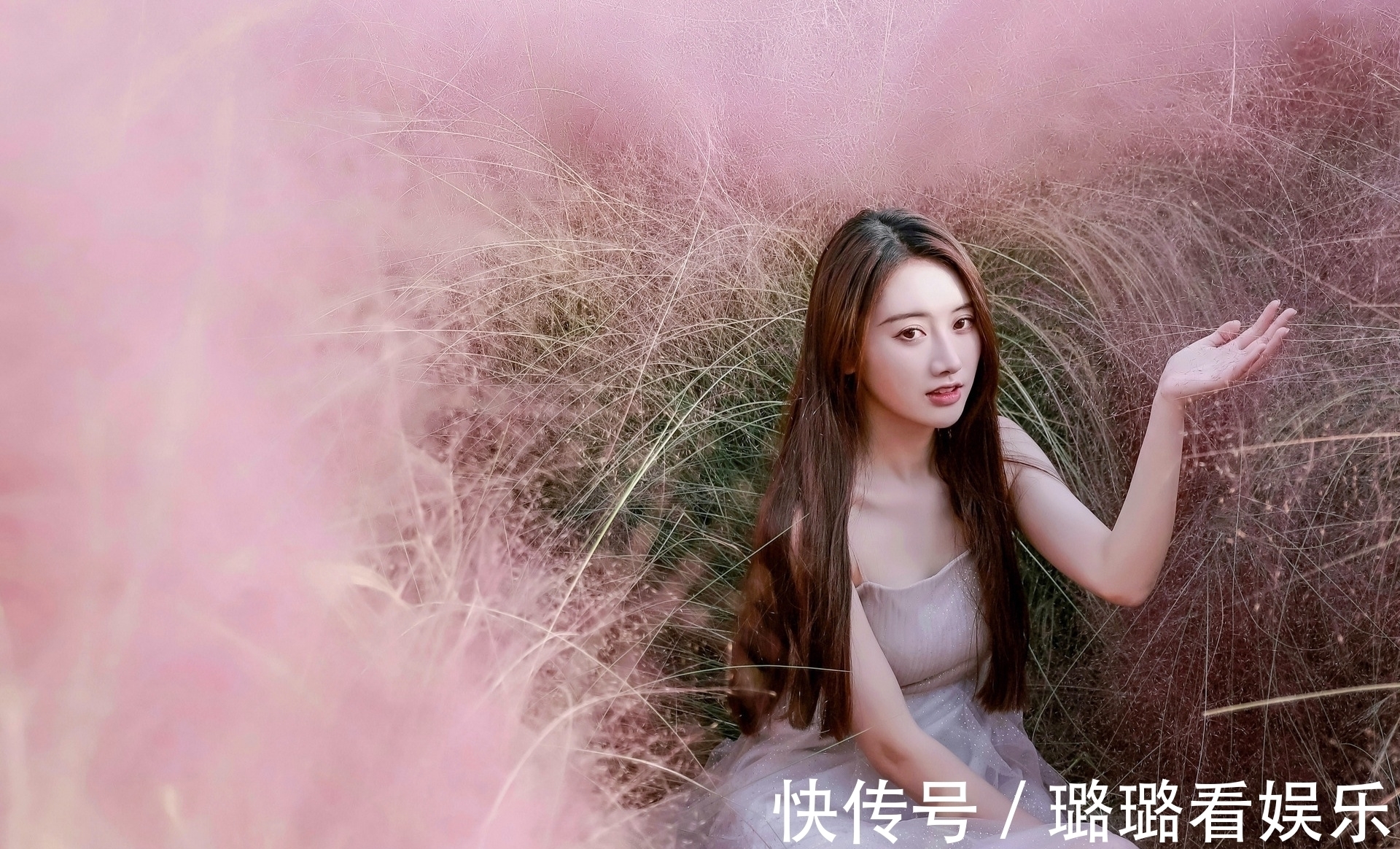 步云#七绝·十首丨潭里落霞随梦碎,侧身挥袖步云归