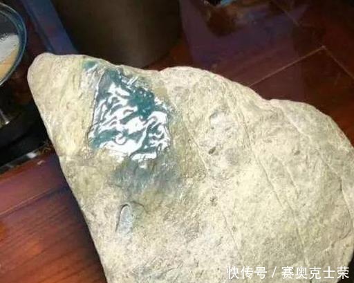 老板娘豪爽30W买下了3公斤的翡翠原石,意外开出完美蓝水翡翠