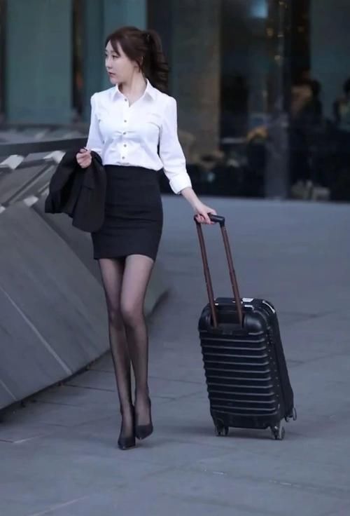 她为何敢在大街上穿“黑丝”看到腿后,明白就是任性的资本