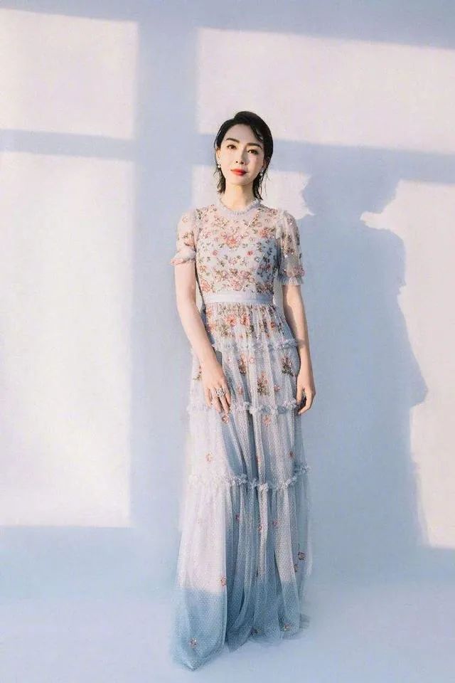 半身裙 女人40岁以后,尽量少用短袖配牛仔裤!学气质穿搭,优雅又减龄