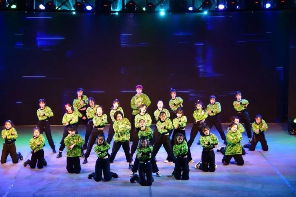 冬天的第二场雪和今晚的校园歌手大赛更配噢～