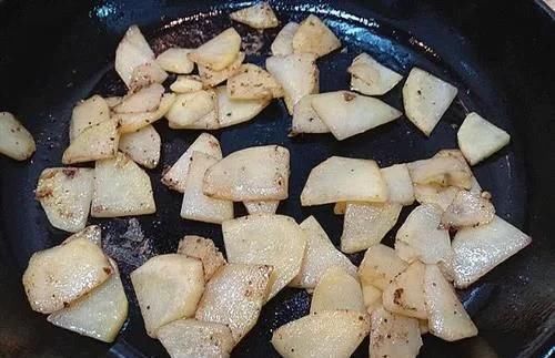 土豆和它一起炒,吃着比肉香,家人都爱吃,太解馋了
